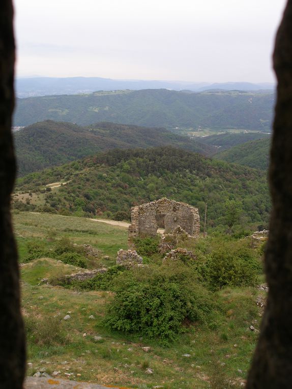 Les ruines du château de Pierre-Gourde dans la montagne ardéchoise...
Le château a été ruiné sur ordre de Richelieu et le moins que l'on puisse dire c'est que le boulot a été bien fait...
Mais le panorama reste magnifique...
Localisation : Ar