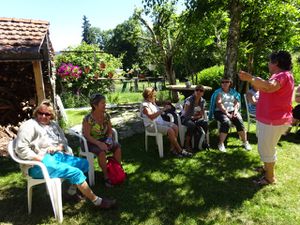 Après le repas, nos guides Chantal et Raymond nous offrent le café chez eux et nous terminons l'après-midi très convivialement. Merci à eux pour cette très belle randonnée et journée.