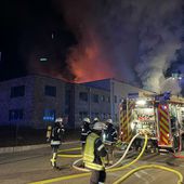 Giftige Rauchwolke nach Großbrand in Lagerhalle: Bevölkerung gewarnt