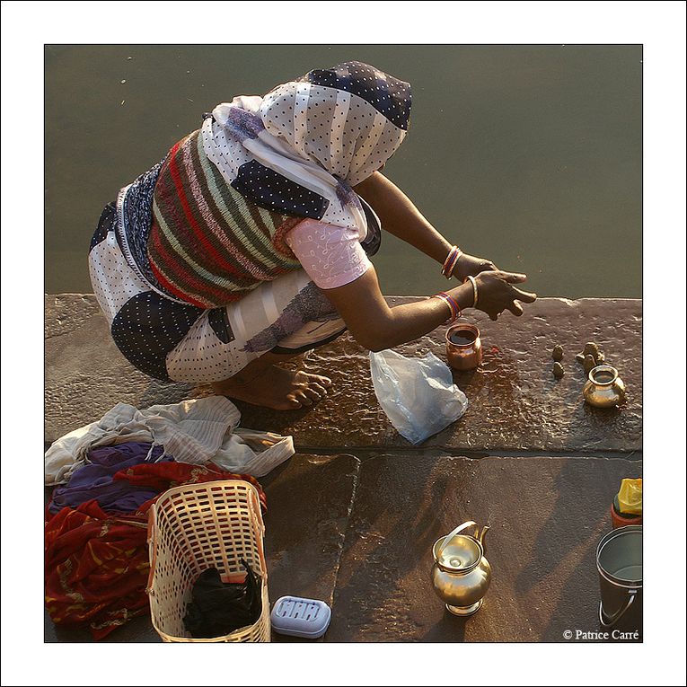 Bénarès, ville sacrée sur le Gange fleuve sacré où les pèlerins hindous de toute l'Inde viennent se purifier ou y mourir / Varanasi, sacred city on the sacred river, the Ganges, where the Hindu indian pilgrims  come to cleanse or to die there.