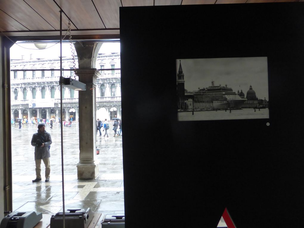 Vues de l'exposition Gianni Berengo Gardin. Venezia e le Grandi Navi © Gilles Kraemer Le Curieux des arts, 28 octobre 2015