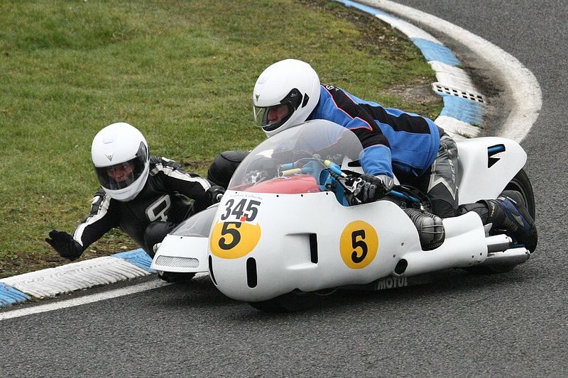 Trophée Coluche 2013 Carole
Démonstrations de motos et side car anciens sur piste au profit des restos du coeur