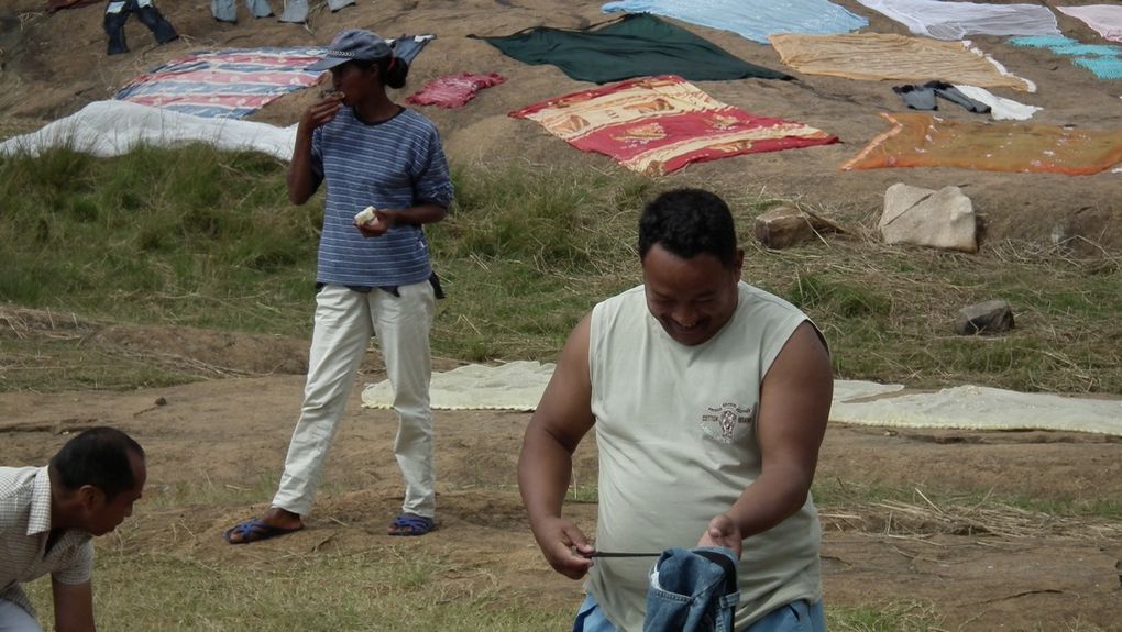 Ampasimbe RN2. Chez les Malgaches, il est de coutume, dans la semaine après le décès d'un proche, de laver le linge (habits, linge de maison). Photos : Jeannot Ramambazafy