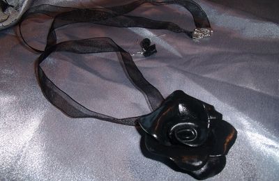 Sautoir rose noire + boucles roses noire