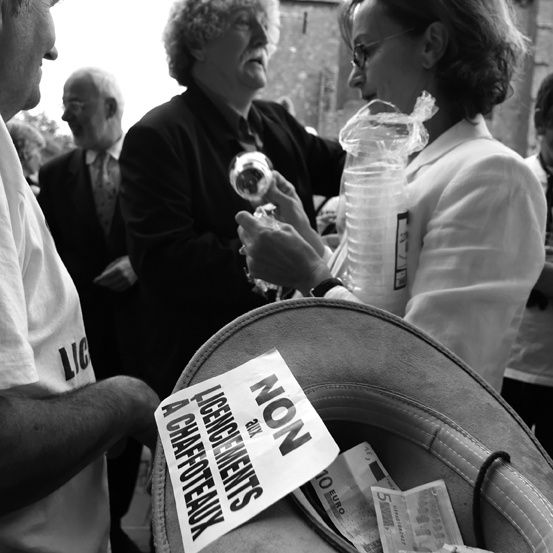 Les salariés de Chaffoteaux s'invitent à "la garden-party du préfet".

