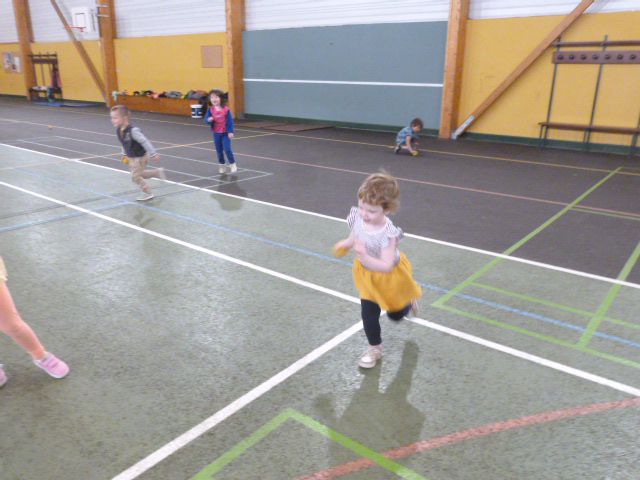 Séance de sport avec Elise en PS MS: la balle aux prisonniers