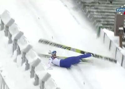 Le japonais Daiki Ito chute et rate son saut à ski (Coupe du Monde) - Video