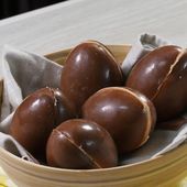 Oeufs en chocolat fourrés au praliné