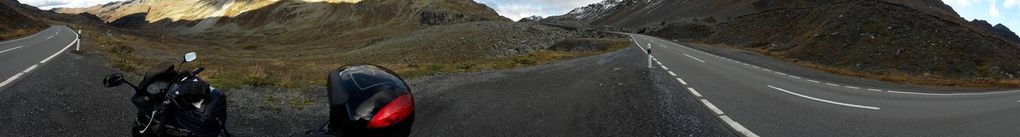 Col de la Flüela (altitude 2.400 mètres). 1ère fois que je passe ce col en moto sans rencontrer de congères de neige plus hautes que moi. J'ai passé la nuit dans l'hôtel que l'on aperçoit  (très calme).