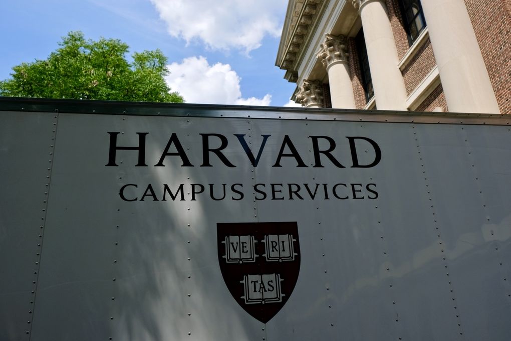 C’est (une fois encore) la première université américaine selon le classement de Shangaï. Avec pas moins de 46 prix Pulitzer, 44 Prix Nobel, 8 Présidents des Etats -Unis, des acteurs (Matt damon et Natalie Portman notamment), des personnalités politiques (Al Gore et Jacques Chirac), l’université de Harvard accueille depuis sa naissance en 1636, l’élite intellectuelle dans ses 10 facultés et a fait l’objet de dizaines d’études tant l’institution est importante et une référence aux Etats-Unis.