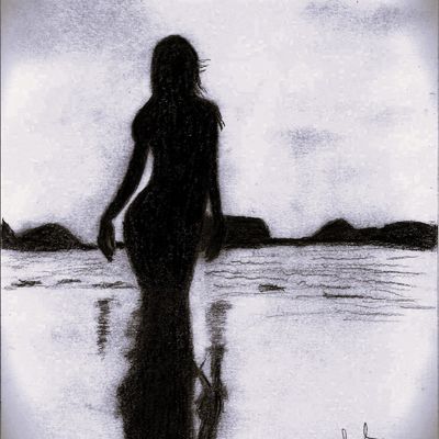 Silhouette de femme sur la plage