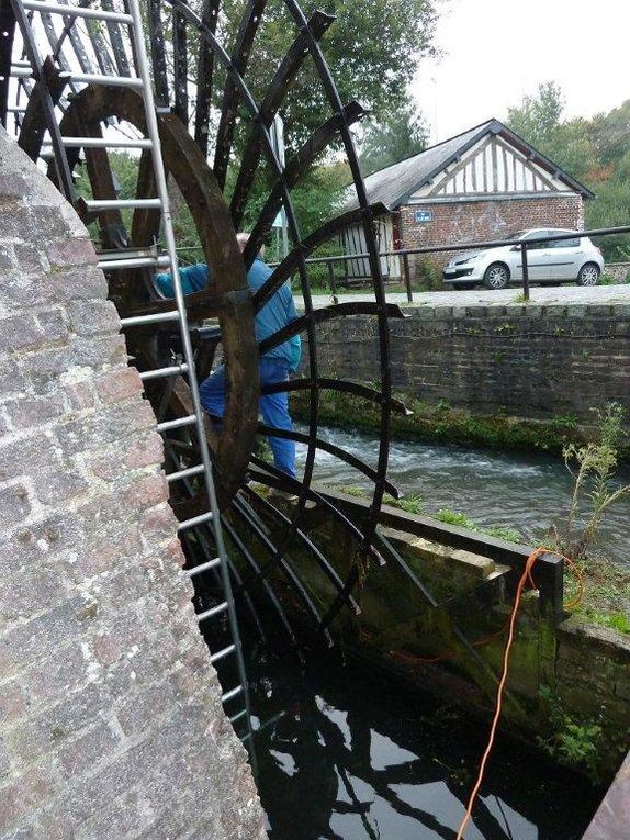 démontage des cercles, cornières, meulage des boulons oxydés sur la roue, décapage, peinture