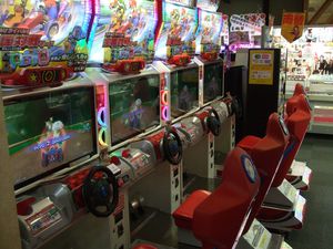 En plus de karaokés un peu partout, on trouve quelques salles d'arcades à Shinjuku, mais on ne s'y est pas vraiment attardé et avons juste visité rapidement l'une d'entre elles (enfin, sauf pour l'un d'entre nous qui était déjà en manque de Groove Coaster...).