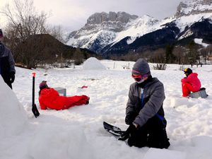 Vendredi 5 février 2021 (Classe de CM2b): Igloo, Ski et Rencontre avec une pisteuse.