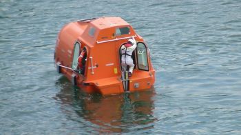 Récupération de la bouée sous surveillance du capitaine