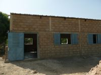 distribution par Elizabeth BAZIN de fournitures scolaires dans l’école maternelle construite a Ndiaganiao