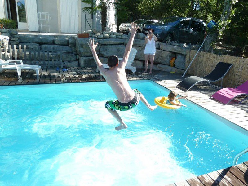 Piscine, farniente et bain de nuit habillé...