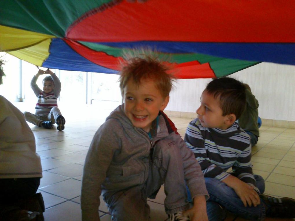 On ne manque pas d'air à la Pom'd'Happy!!! Au programme: fabrication de moulins à vent, parachutistes, avions en papier et sortie au Jardin du Vent à Notre-Dame de Monts.