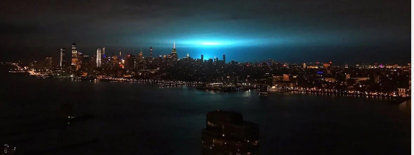 Ovni spectaculaire lumière bleue à New York jeudi soir 27 décembre 2018
