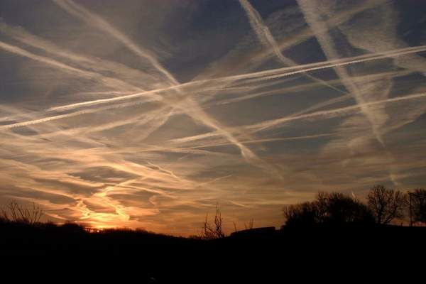 Vous connaissez les chemtrails ? Une petite réponse pour vous...