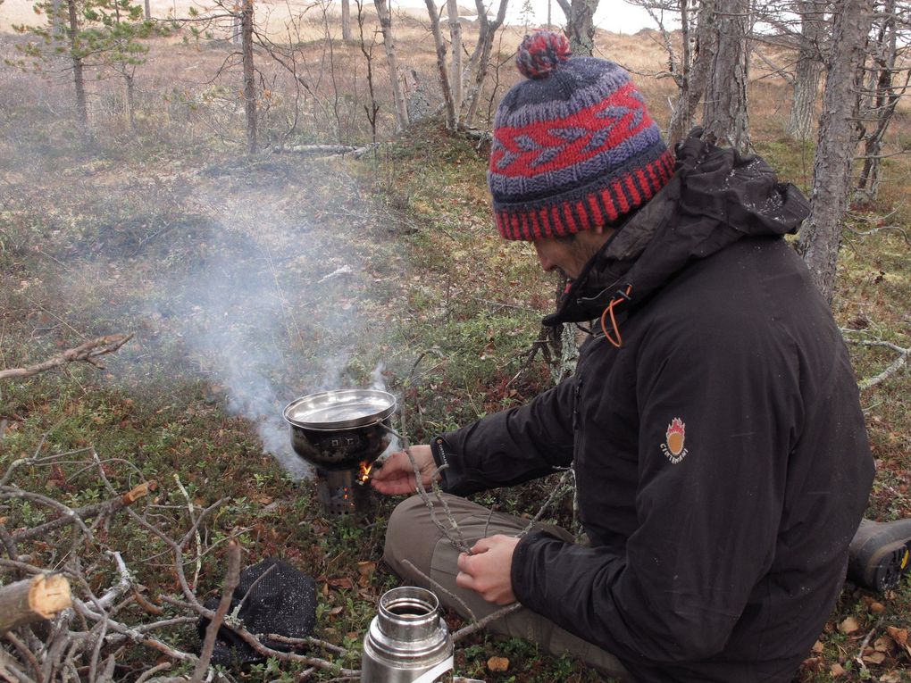 Camping et cuisine sur le réchaud à bois fait maison Ikea, balade sous les flocons en face du Jotunheimen et tourbière gelée dans le Dovrefjell.