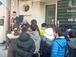 prise de parole, dépôt de gerbe,portes drapeaux, et échange avec les enfants