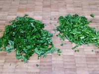 1 - Ciseler le persil et la ciboulette (vous pouvez choisir d'autres herbes à votre goût). Peler, dégermer l'ail et le passer au presse-ail. 