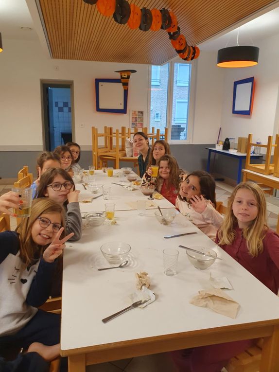 Après un accueil très sympathique, l'installation des chambres et une après-midi pêche à l'épouisette, les enfants ont profité d'une veillée conte. La première nuit a été paisible et ce matin après un petit déjeuner copieux les enfants sont partis à la pêche à la ligne. Belle journée à tous.