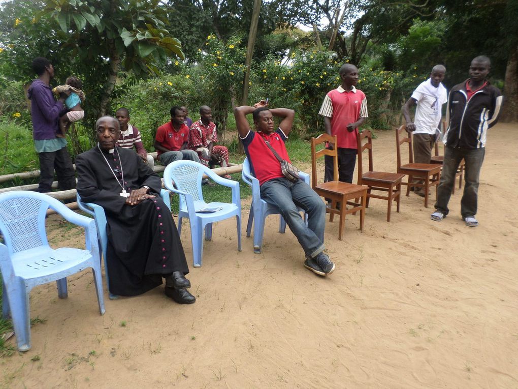 L'évêque de Kinkala (Mgr Louis Portella) en visite à Maléla Mbombé (Village natal du Cardinal Biayenda)