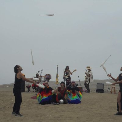 Spectacle dans le désert, au milieux des ruines de Pachacamac avec la troupe d'Esfera