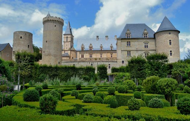 Le magnifique château de Bournazel dans l'Aveyron! 