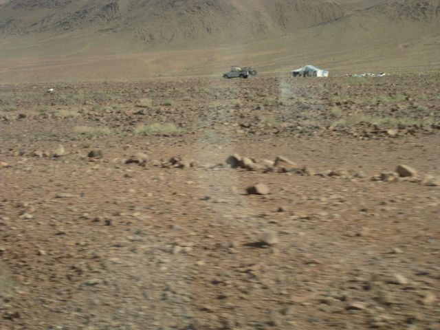  Etape de liaison entre Tata et Agd. Cette belle route, qu'empruntaient les caravanes,  serpente à travers les paysages grandioses  du désert, tantôt de pierres, tantôt de sable, route sinueuse et parfois étroite  nous permet au passage  de découvrir la mine de cobalt en exploitation de Bou-Azzer .