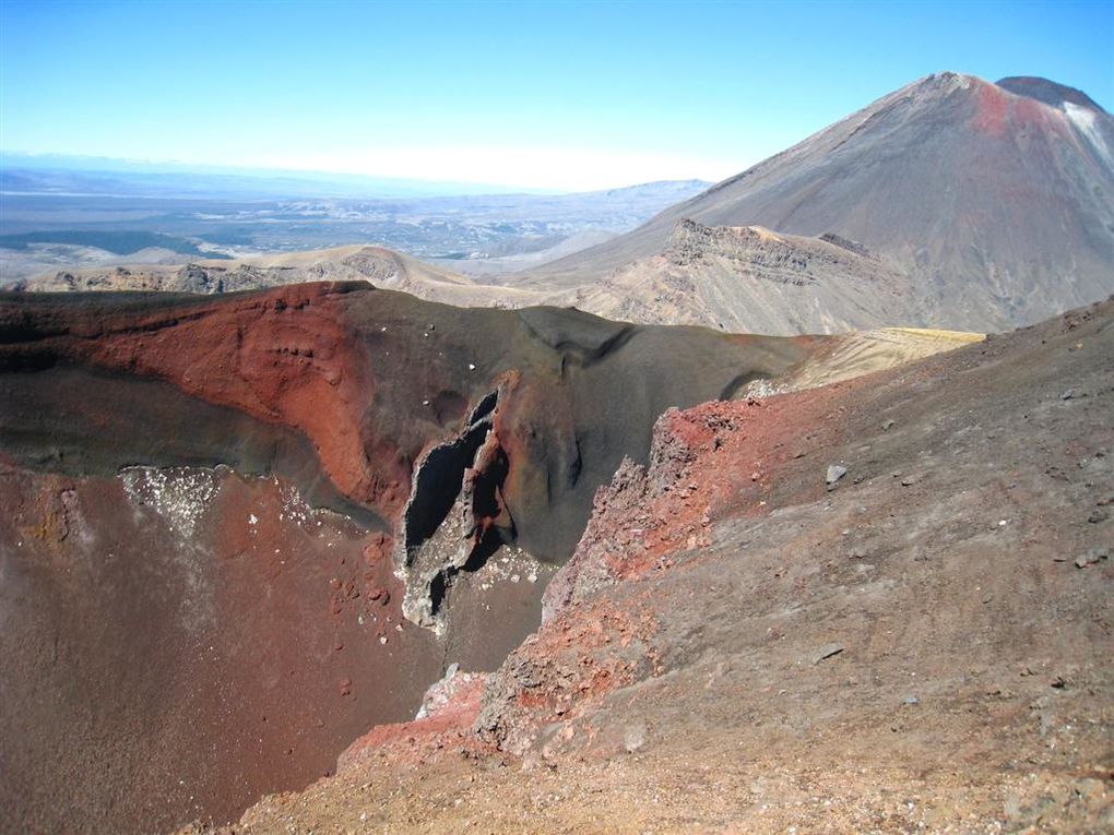 Volcan, terre rouge, odeur de souffre, lac bleu azur!!!

Rencontres de JeanJean de la Réunion et Marco l'italien...