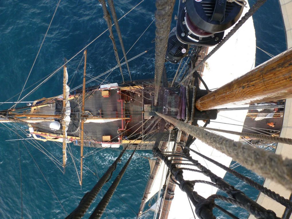 Contrairement à d'habitude, la visite ne se fait pas de bas en haut et d'arrière en avant. Je vous propose cette fois-ci de faire le tour du bateau comme si nous faisions le "Fire Round", le tour de garde effectué toute les heures.