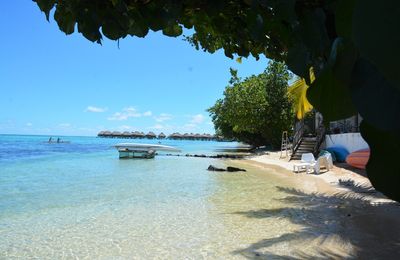 Petite plage de sable blanc, lagon turquoise, bain...