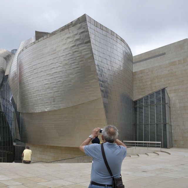 3 journées un peu espacées pour faire non pas le tour mais un tour dans Bilbao et prendre le pouls de cette grande ville  portuaire au passé ancien,  traversée par le Nervion dans un relief montagneux, et qui évolue singulièrement vers la moder