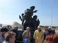 Barge du Débarquement..............Statues en hommages aus Soldats...Le Mouments et notre guide