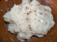 1 - Couper le poulet en morceaux et le passer au mixeur pour en faire un hachis. Placer le poulet haché dans un récipient, ajouter l'oeuf entier et malaxer à la main.