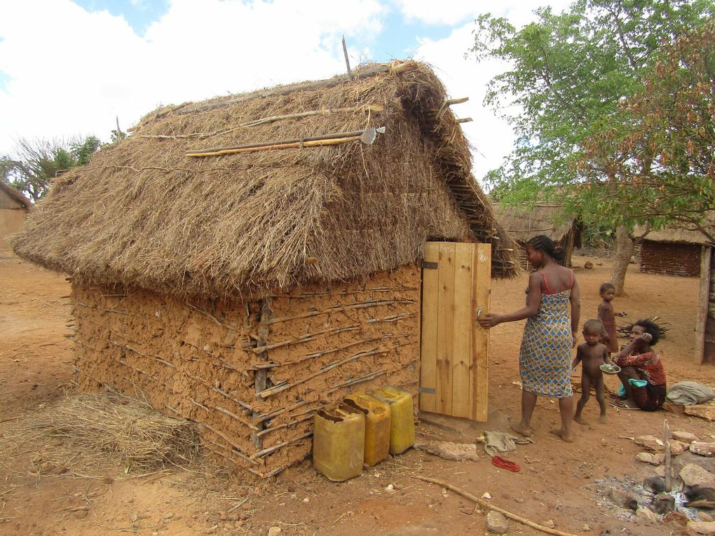 L'association Soleil Marmailles a fait don de deux citernes d'eau pour les villageois dans la région Sud-Ouest de Madagascar