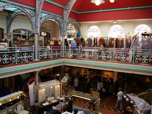 le marché couvert d'artisanat - intérieur/extérieur et l'écluse de Camden Lock