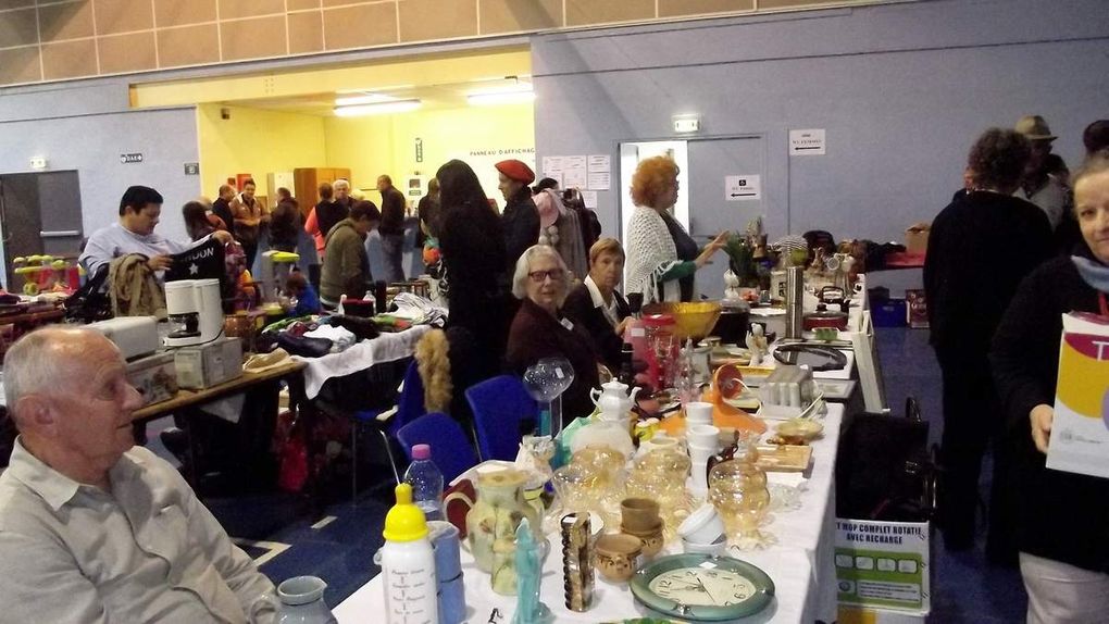 16 rangées de tables pour ce 3ème VIDE GRENIER des Dames d'Entraide.