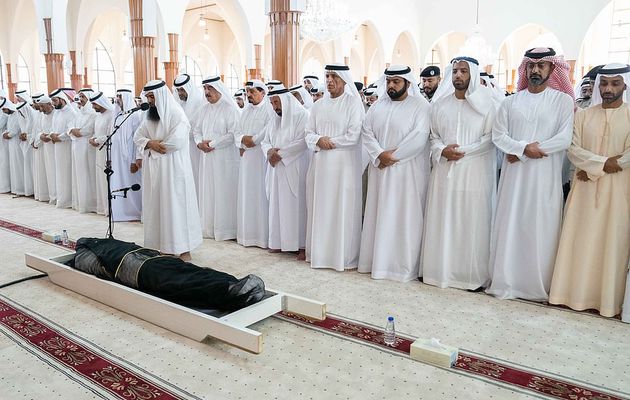 Cheikh Sultan bin Muhammad, dirigeant des Emirats arabes unis, enterre son fils après la mort de son orgie liée à la drogue au Penthouse de Londres en présence de milliers de personnes