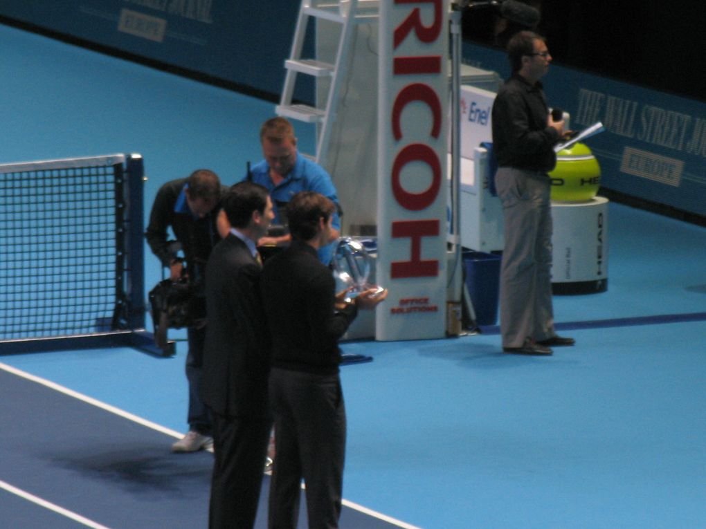 Photos de l'ATP World Tour Finals qui se sont déroulées à l'O2 Arena de Londres en novembre 2009. 
Au programme le match Djokovic Soderling et la remise du trophée de N°1 mondial pour le maître Roger Federer.