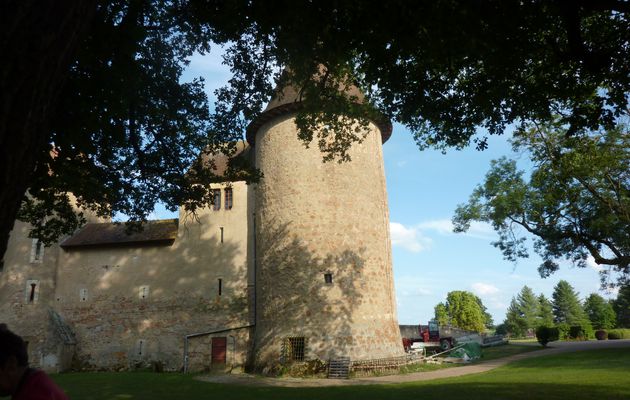 château de Thoury(photos prises à la mi-juillet avant la reconstruction du mur effondré)