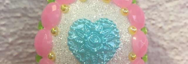 Pâque : un joli œuf décoré de strass et paillettes