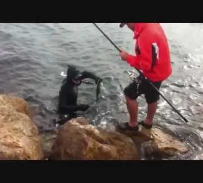 Beau geste de la part d un plongeur a un pêcheur a la ligne !!!