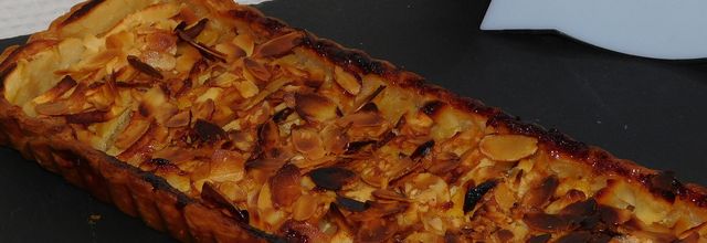 Tarte aux pommes au calvados et aux amandes.