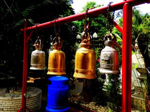 Les temples jalonnent la ville,  il y en a absolument partout.  Les moines vous y accueillent volontiers..  Un havre de paix dans la jungle Bangkokoise. 