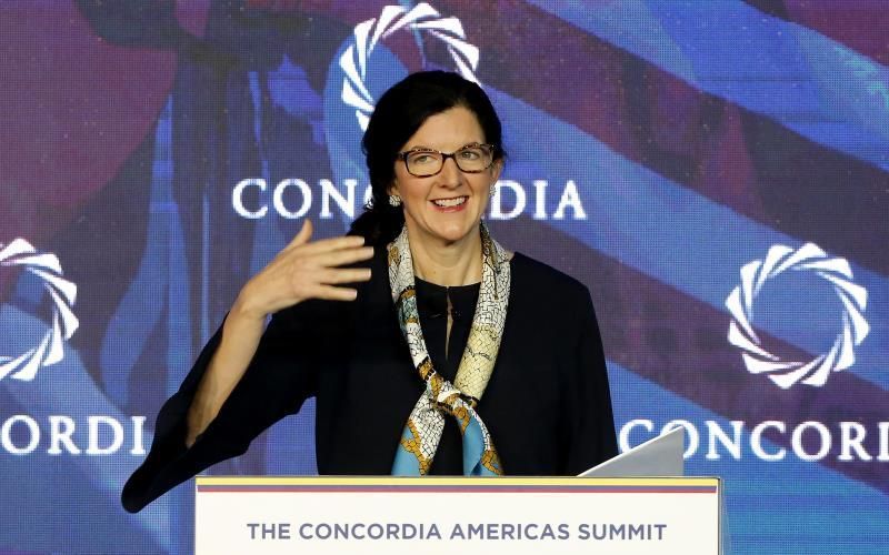 La secretaria de Estado adjunta de EE.UU. para Latinoamérica, Kimberly Breier, pronuncia un discurso durante la inauguración del Foro Concordia de las Américas, este lunes en Bogotá (Colombia). EFE
