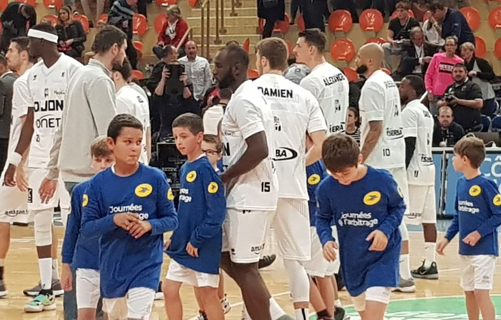 Des jeunes joueurs de l'AJCB et la JDA DIJON BASKET 